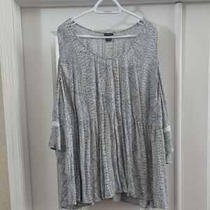 Like New Torrid: Gray Patterned Women's Top With Cutout Sleeves